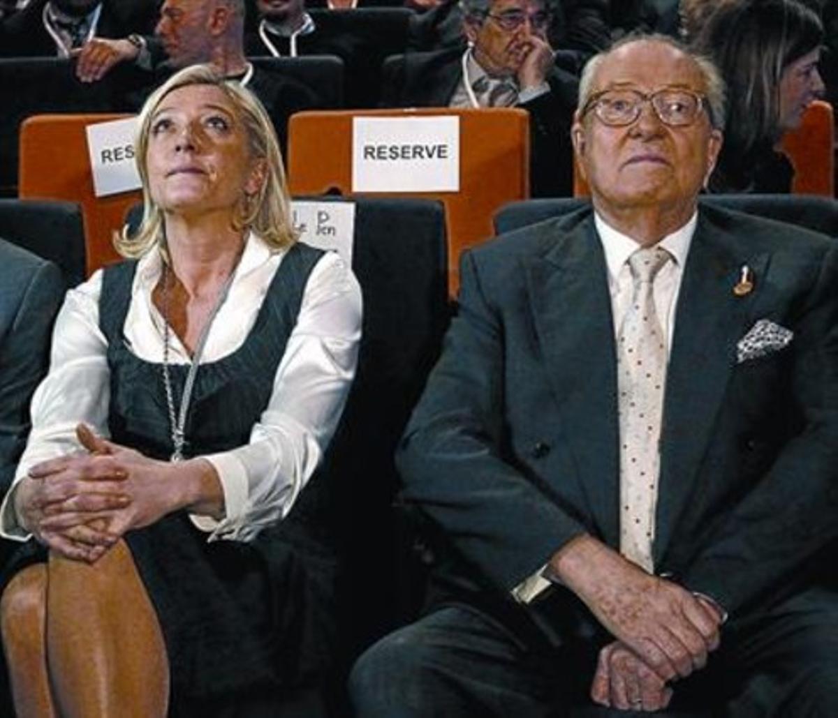 El líder del Frente Nacional, Jean-Marie Le Pen (derecha), junto a su hija Marine, en un congreso del partido. El líder del Frente Nacional, Jean-Marie Le Pen (derecha), junto a su hija Marine, en un congreso del partido.