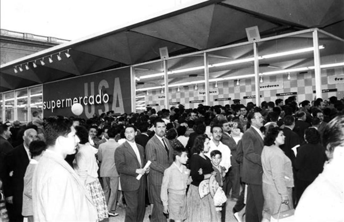 Colas frente al pabellón de Estados Unidos en la Feria de Muestras de 1959. Colas frente al pabellón de Estados Unidos en la Feria de Muestras de 1959.