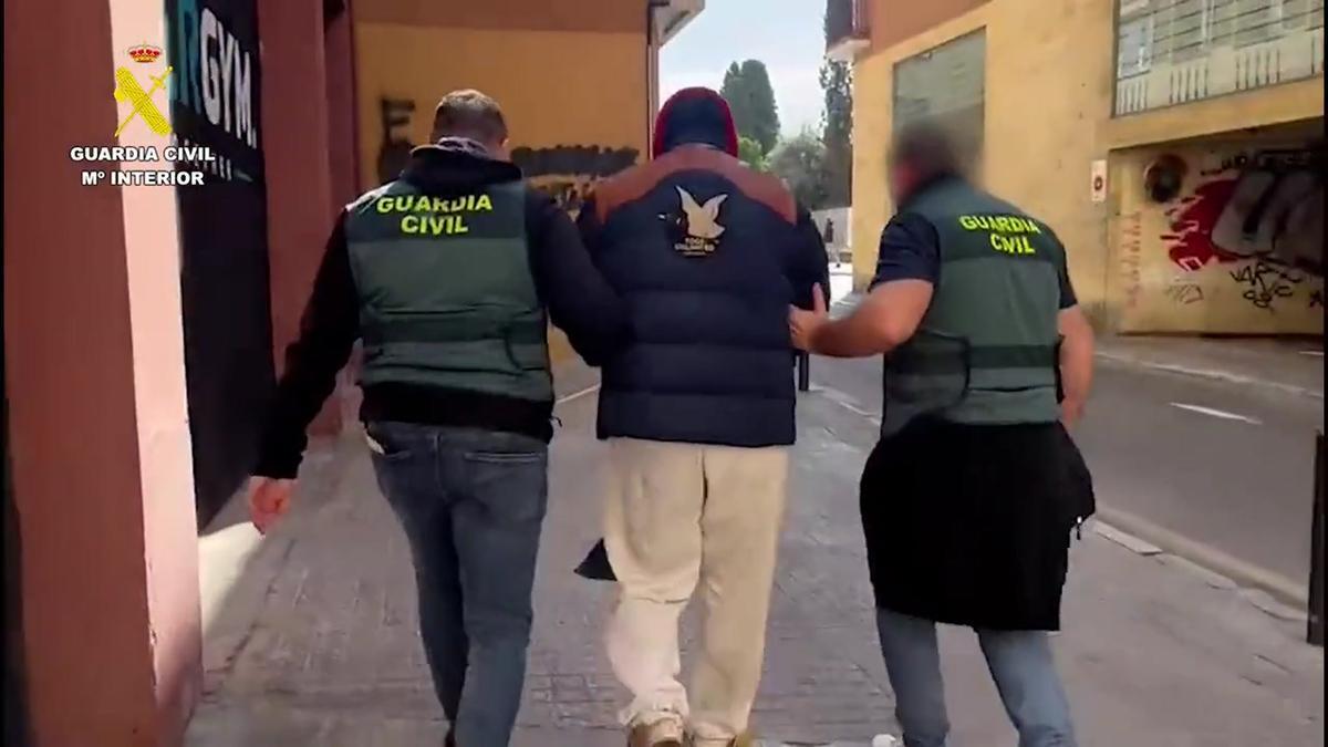 Detenido en Almería un estafador que llegaba a enviar más de 120.000 SMS fraudulentos cada hora.