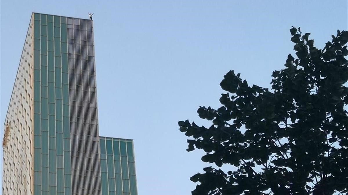 Un escalador en el tejado del Hotel Melia Barcelona Sky. Un escalador en el tejado del Hotel Melia Barcelona Sky.