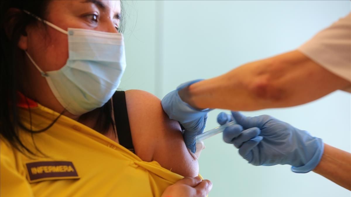 Vacunación de los profesionales sanitarios del Hospital Sant Joan de Déu de Barcelona, con la vacuna de Moderna. Vacunación de los profesionales sanitarios del Hospital Sant Joan de Déu de Barcelona, con la vacuna de Moderna.