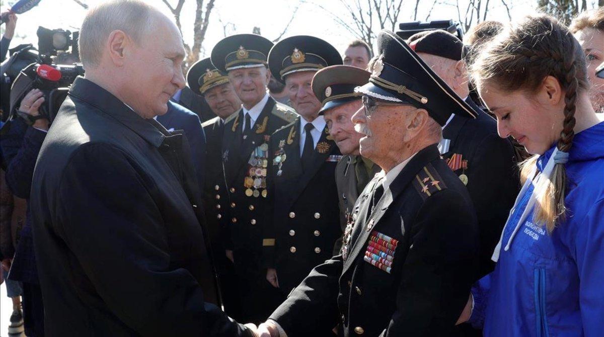 Vladimir Putin saluda a residentes en Crimea.