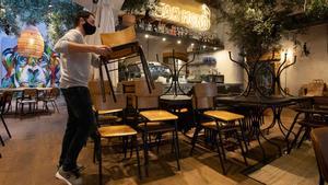 El próximo lunes 23 de noviembre podrán abrir en Catalunya bares y restaurantes, tanto en terrazas como en el interior, con aforo limitado.