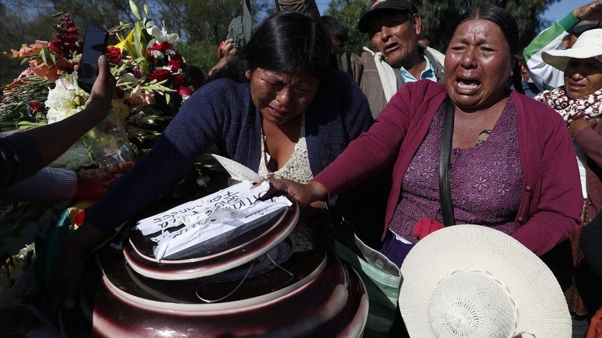 Un grupo de mujeres en los funerales por los campesinos muertos en choques con la policía en Cochabamba, Bolivia. Un grupo de mujeres en los funerales por los campesinos muertos en choques con la policía en Cochabamba, Bolivia.