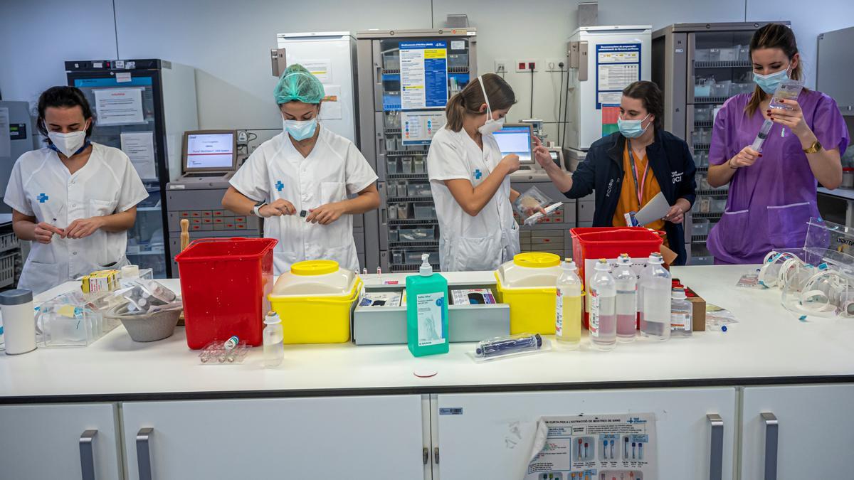 Espanya lidera els assajos clínics sobre el càncer però els fàrmacs arriben amb retard als metges i pacients