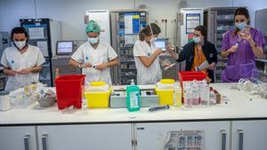 Espanya lidera els assajos clínics sobre el càncer però els fàrmacs arriben amb retard als metges i pacients