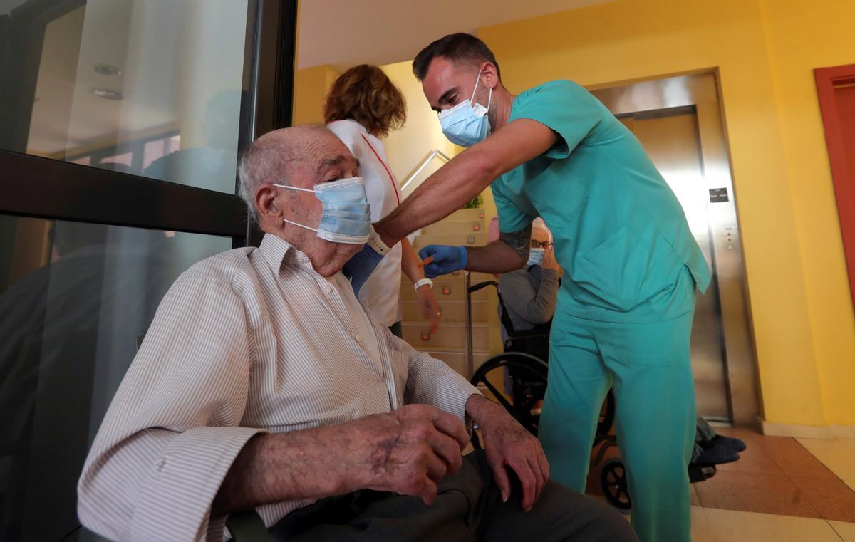 Un enfermero administra la tercera dosis de la vacuna contra la COVID-19 a uno de los residentes de la Residencia de la tercera edad Aldama de Ponferrada. EFE/ Ana F. Barredo