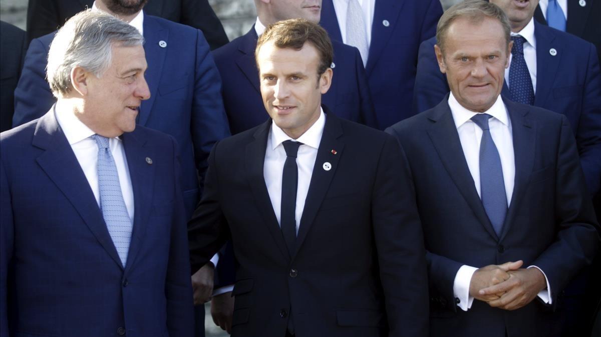 El presidente del Parlamento Europeo, Antonio Tajani, Macron y Tusk, en la cumbre de Tallin.