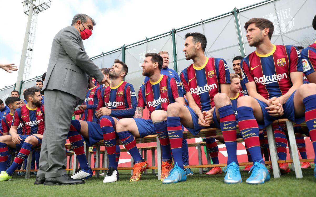 Laporta habla con Piqué, Messi, Busquets y Sergi Roberto, los cuatro capitanes del Barça.