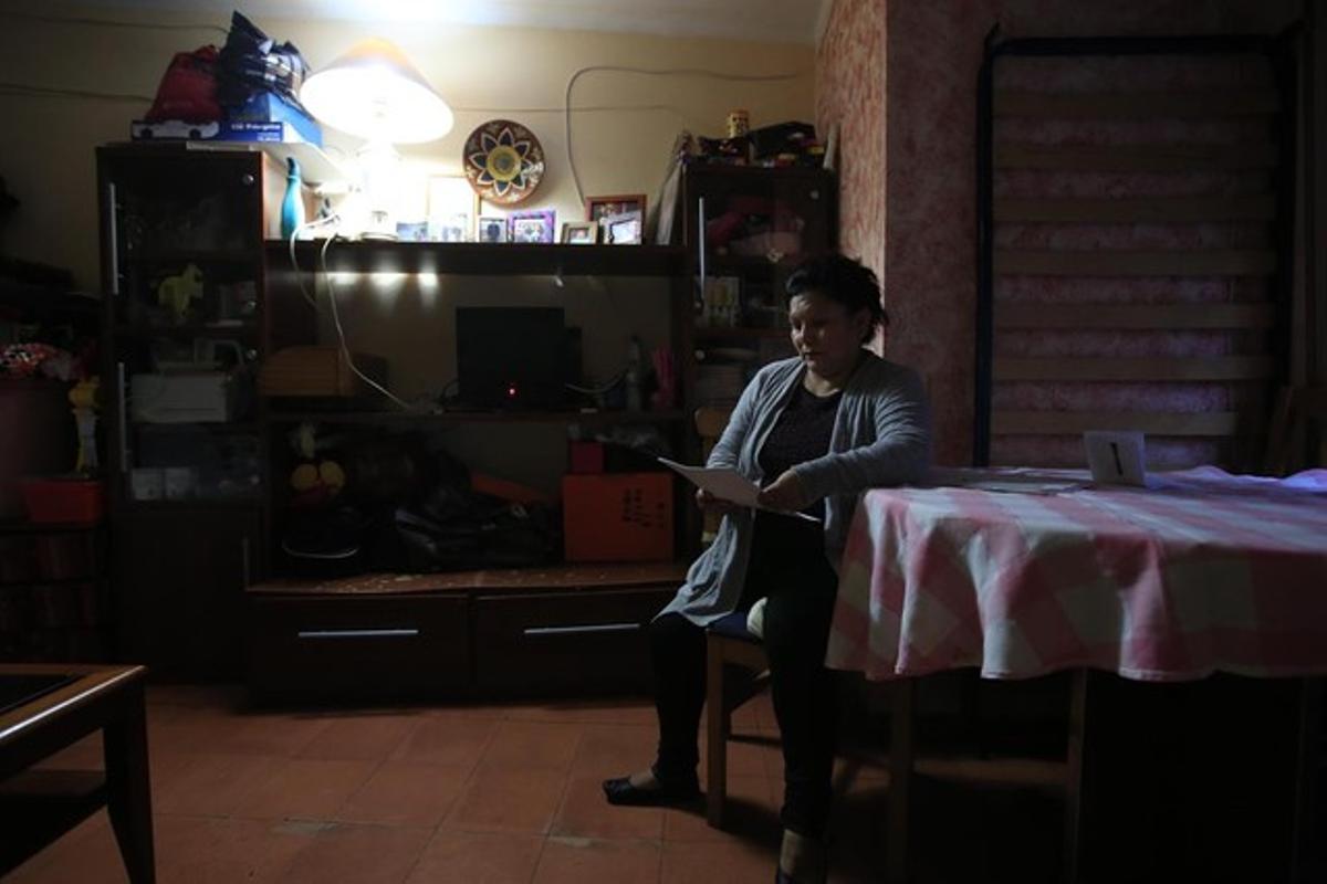 Mujer en situación de pobreza energética. Mujer en situación de pobreza energética.