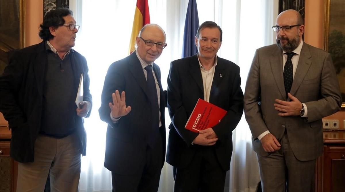 Cristóbal Montoro, con los responsables sindicales de la Función Pública, en marzo del 2017. Cristóbal Montoro, con los responsables sindicales de la Función Pública, en marzo del 2017.