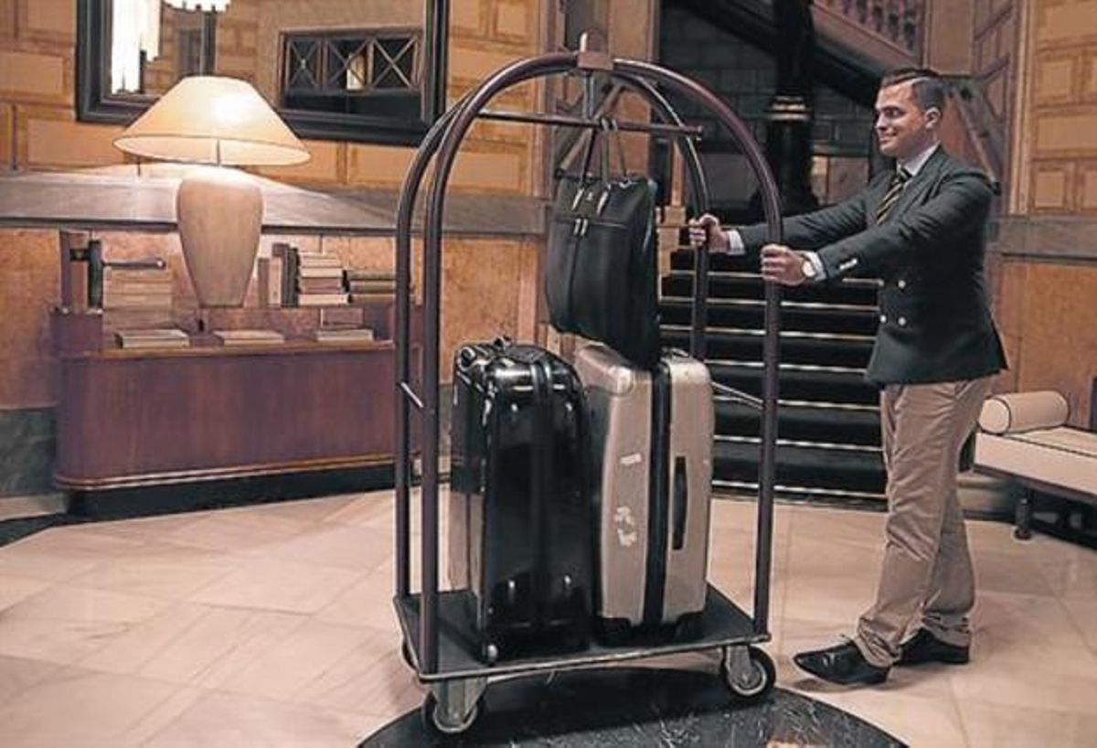 Rubén lleva unas maletas a un huésped llegado de noche. Rubén lleva unas maletas a un huésped llegado de noche.