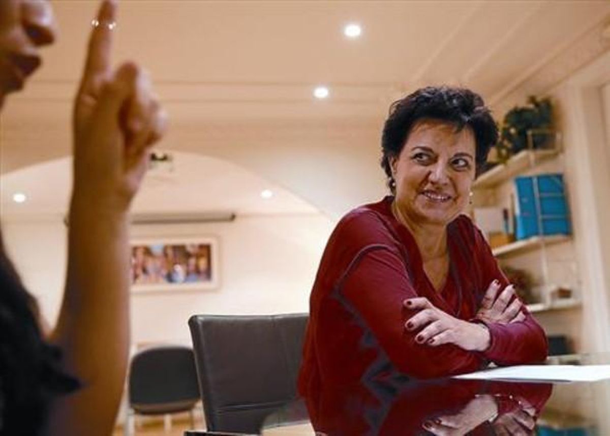 María, a la que no se ve, junto con Elvira Méndez, directora de la entidad. María, a la que no se ve, junto con Elvira Méndez, directora de la entidad.