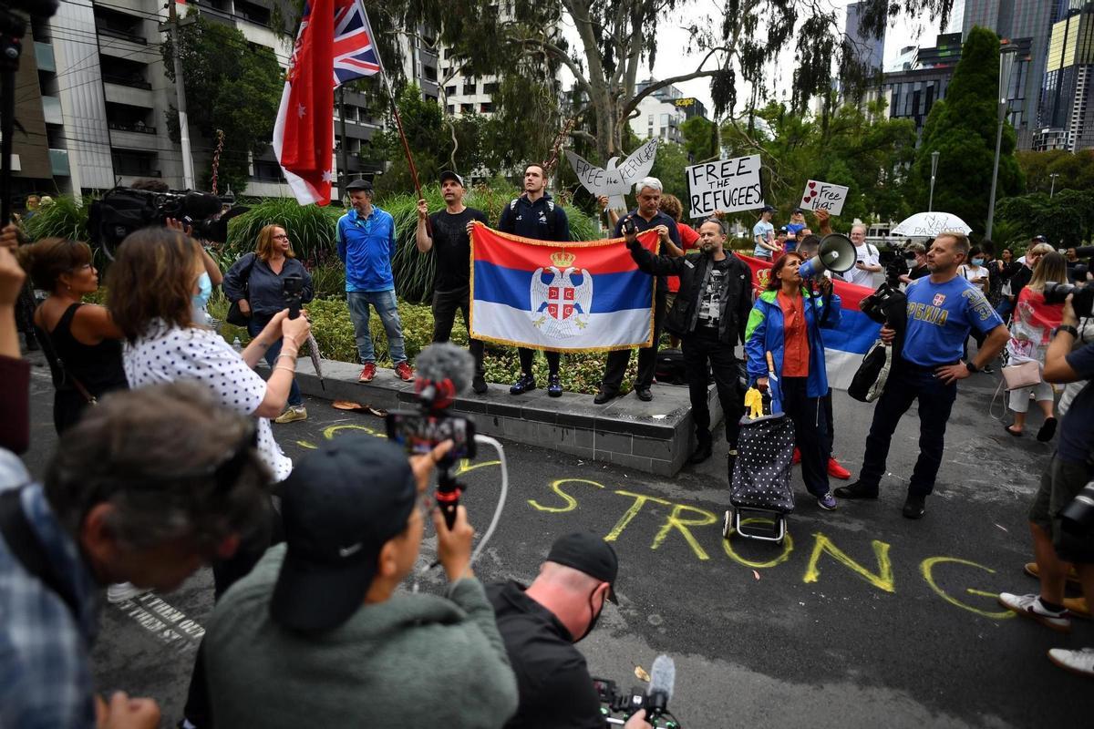 Manifestantes antivacunas expresan su apoyo a Djokovic frente a su hotel