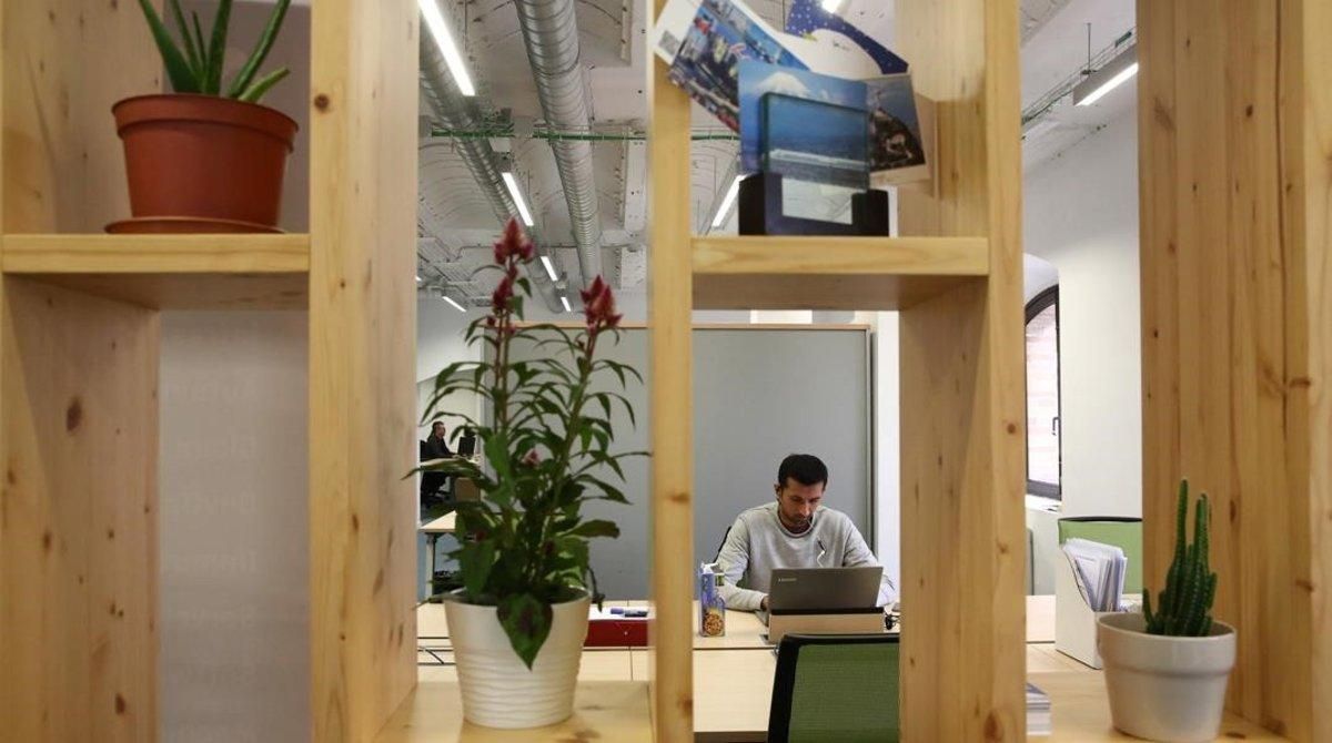 Un trabajador de una start-up en el Pier 01. Un trabajador de una start-up en el Pier 01.