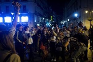 Fiestas en la calle en varias ciudades de España tras acabar el estado de alarma. En la foto, celebración en la Puerta del Sol de Madrid.