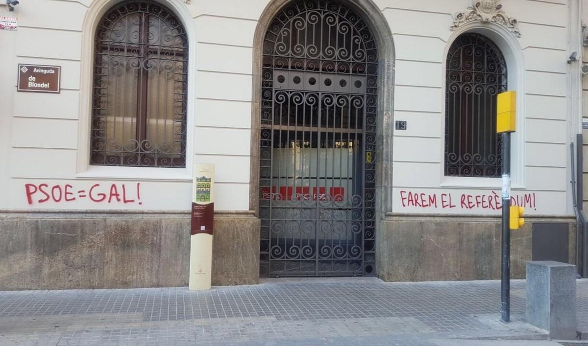Pintadas en la sede del PSC de Lleida.