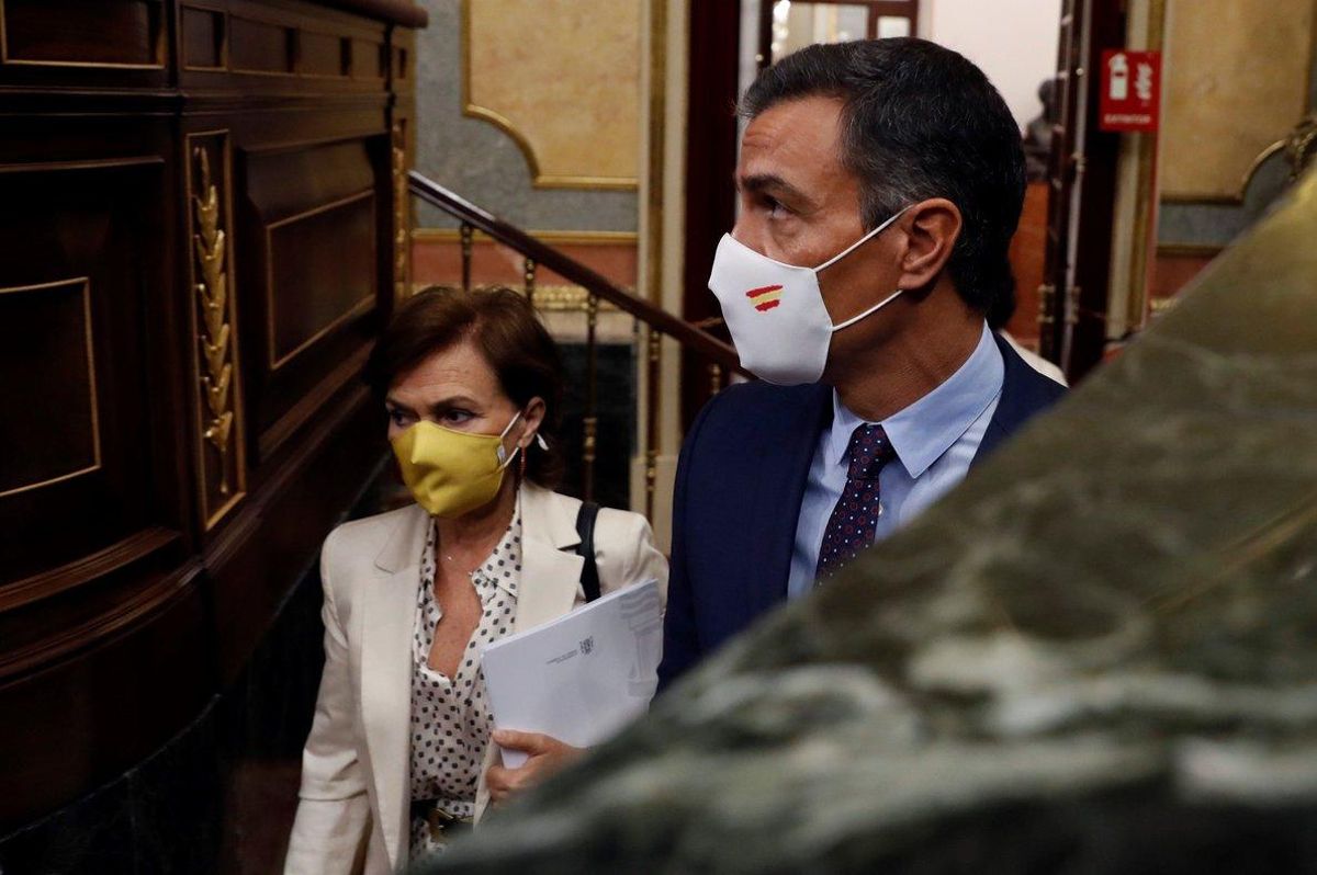 El presidente del Gobierno, Pedro Sánchez, y la vicepresidenta primera, Carmen Calvo, este 9 de septiembre en el Congreso, antes de la sesión de control al Ejecutivo. El presidente del Gobierno, Pedro Sánchez, y la vicepresidenta primera, Carmen Calvo, este 9 de septiembre en el Congreso, antes de la sesión de control al Ejecutivo.