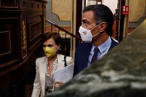 El presidente del Gobierno, Pedro Sánchez, y la vicepresidenta primera, Carmen Calvo, este 9 de septiembre en el Congreso, antes de la sesión de control al Ejecutivo.