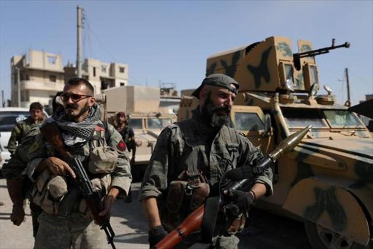 Combatientes kurdosirios en la ciudad de Raqqa. Combatientes kurdosirios en la ciudad de Raqqa.