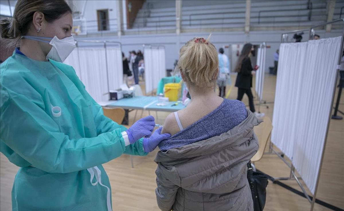 Vacunación contra el covid en las instalaciones deportivas del pabellón Sadus de la Universidad de Sevilla.