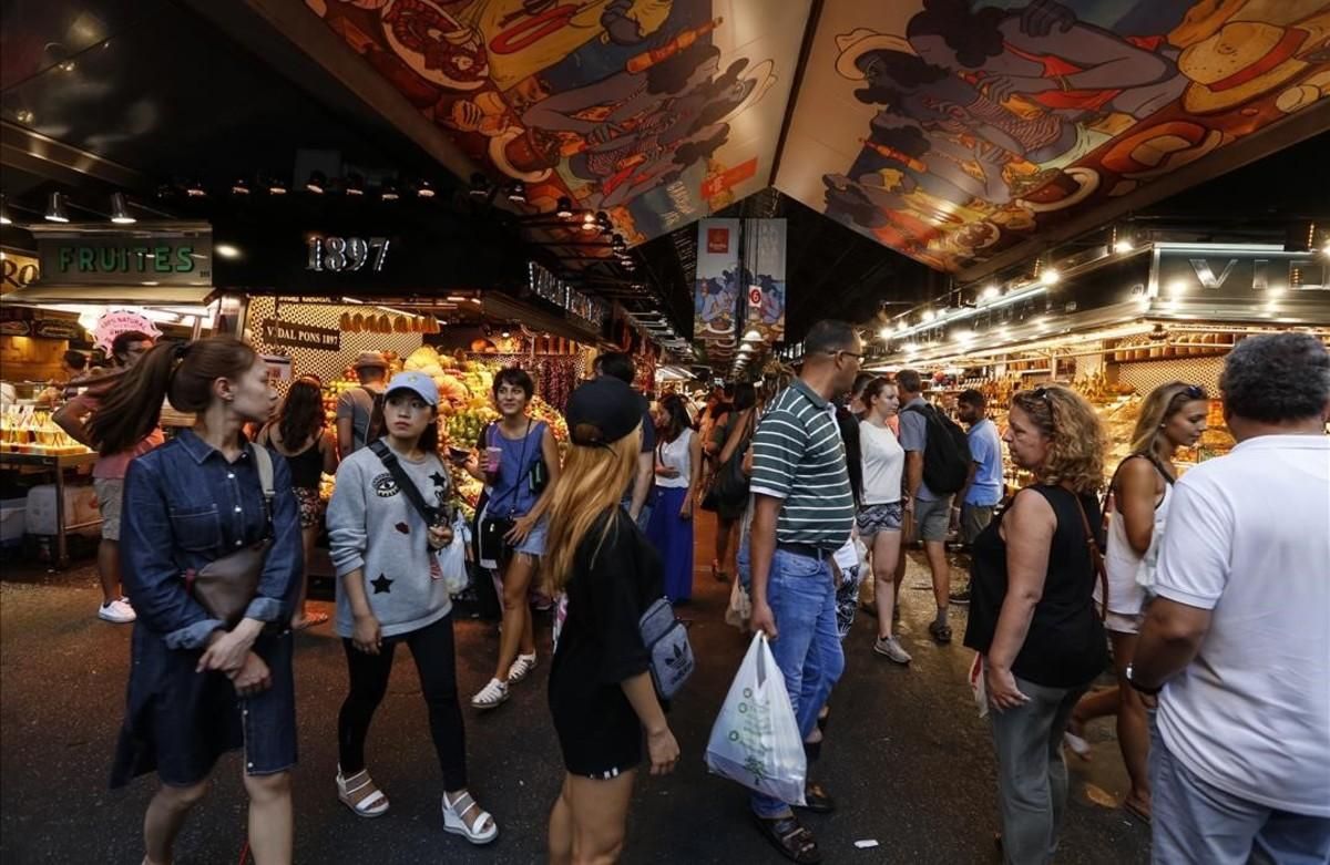 Turistas, en el mercado de la Boqueria de Barcelona. Turistas, en el mercado de la Boqueria de Barcelona.