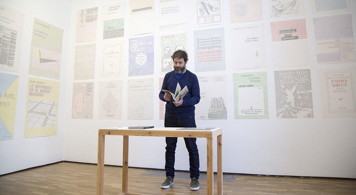 El artista argentino Gonzalo Elvira, en la galería RocioSantaCruz, donde presenta la muestra ’Idilio’.