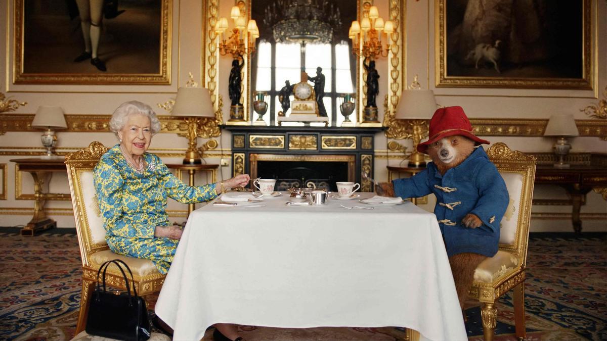 La reina Isabel II de Inglaterra toma el té con el osito Paddington