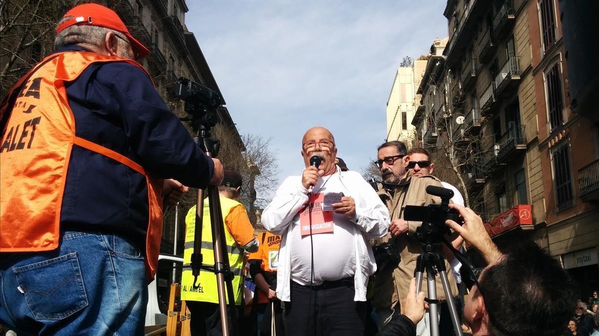 El médico Antoni Barberà de se dirige a los asistentes d ela manifestación de pensionistas en Barcelona.