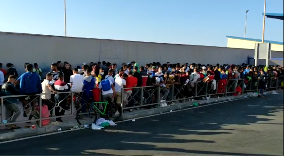 Cola de inmigrantes marroquíes para pedir asilo en el Tarajal de Ceuta, el 24 de julio de 2021.