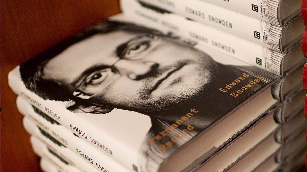 Ejemplares de ’Vigilancia permanente’ a la venta en una librería de Cambridge, Massachusetts, este martes. Ejemplares de ’Vigilancia permanente’ a la venta en una librería de Cambridge, Massachusetts, este martes.
