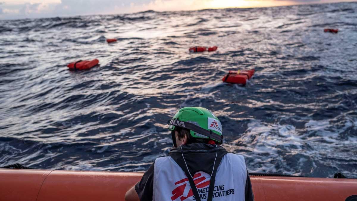 Un barco de Médicos sin fronteras encuentra a 10 migrantes muertos en una barcaza con 100 personas.