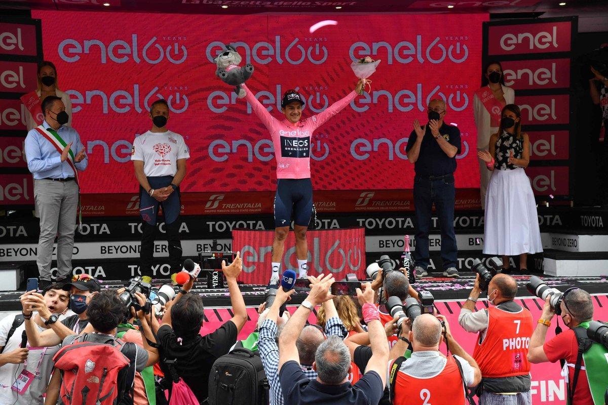 Richard Carapaz, en el podio del Giro.