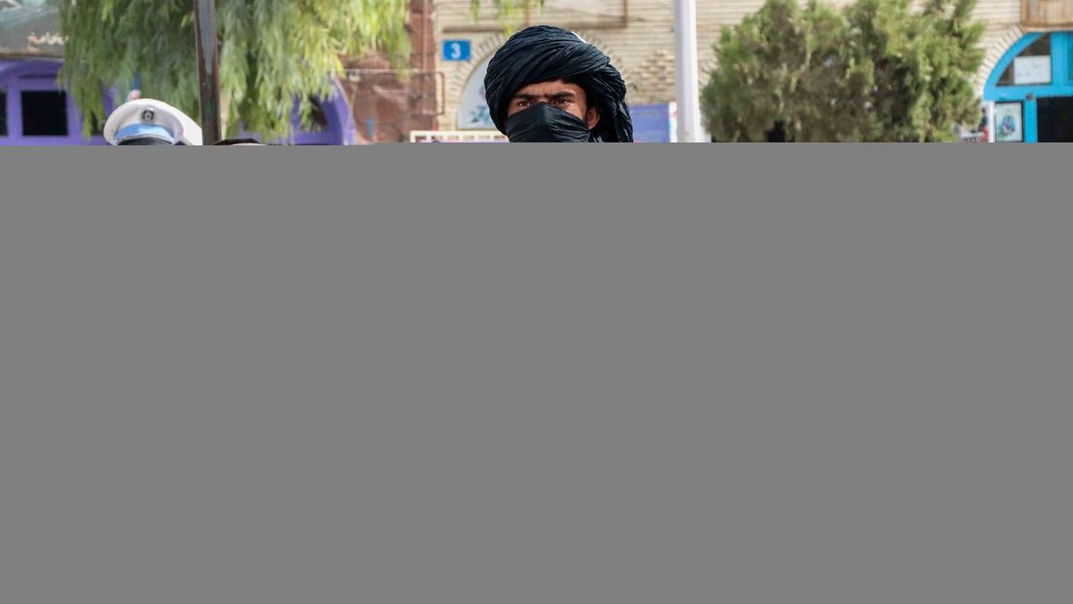Un combatiente talibán hace guardia en un puesto de control en Kandahar. Un combatiente talibán hace guardia en un puesto de control en Kandahar.