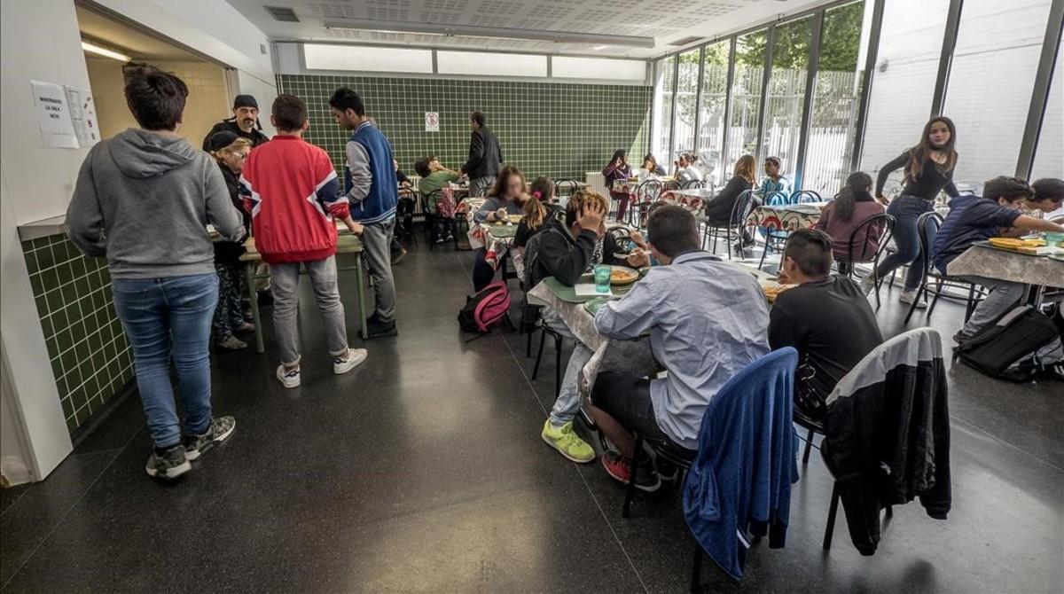 La necessitat de menjadors als instituts públics arriba al Parlament