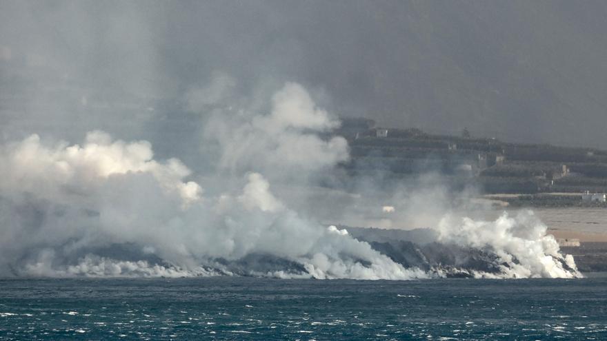La lava guanya terreny al mar i el mar canvia de color a La Palma - Vimarsana News