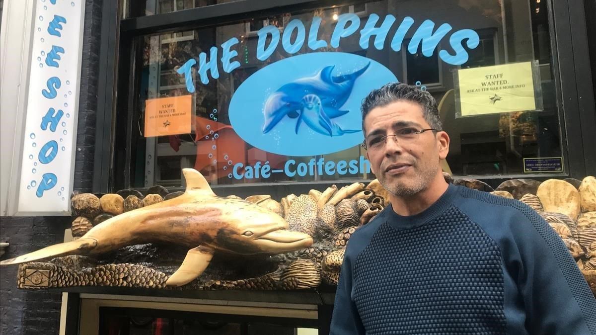 Radu, ante el ’Dolphins’, el ’coffeeeshop’ que regenta en Amsterdam. Radu, ante el ’Dolphins’, el ’coffeeeshop’ que regenta en Amsterdam.