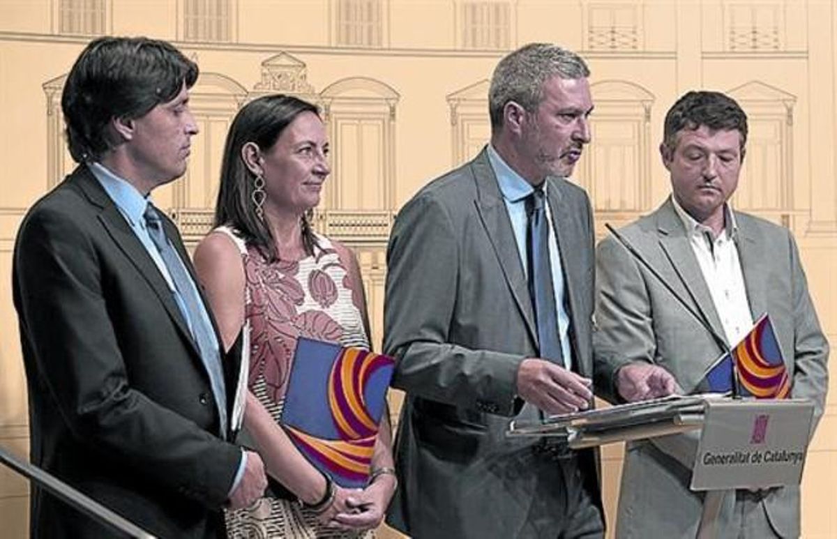 Cuatro de los dirigentes de Societat Civil, en junio, en el Parlament. Cuatro de los dirigentes de Societat Civil, en junio, en el Parlament.