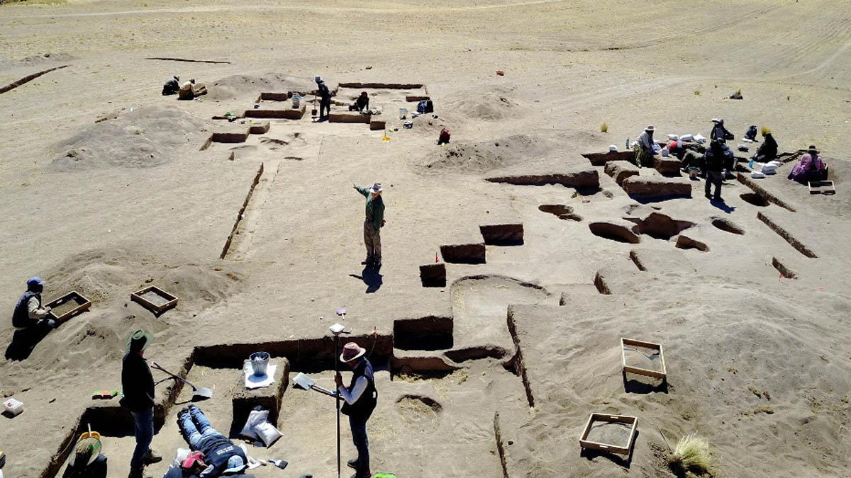 Imágenes aéreas del yacimiento arqueológico andino de Wilamaya Patjxa, donde se han hallado los restos de una mujer cazadora que vivió hace 9.000 años.