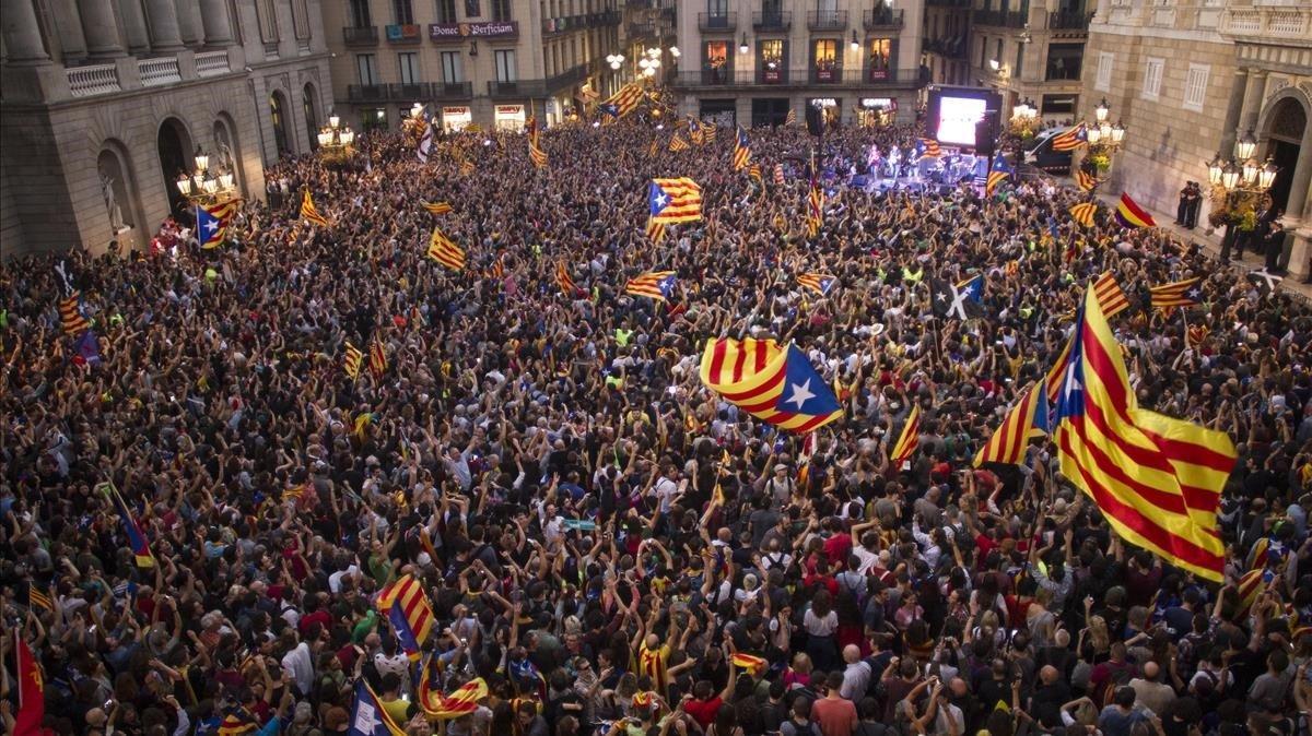 La plaza Sant Jaume llena celebrando la proclamación de la República catalana, el 27 de octubre del 2017 