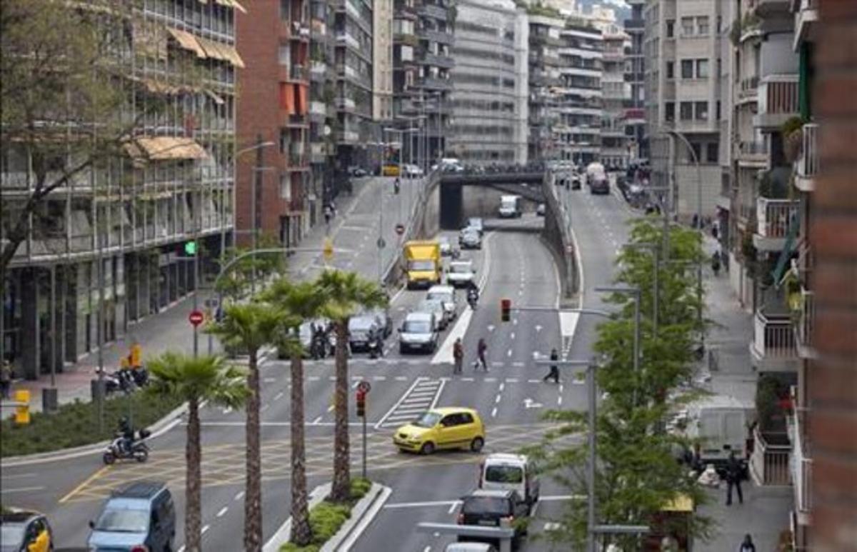 Tramo de la ronda del General Mitre entre Mandri y Balmes que se convertirá en bulevar, con el paso inferior de Muntaner que desaparecerá, al fondo.