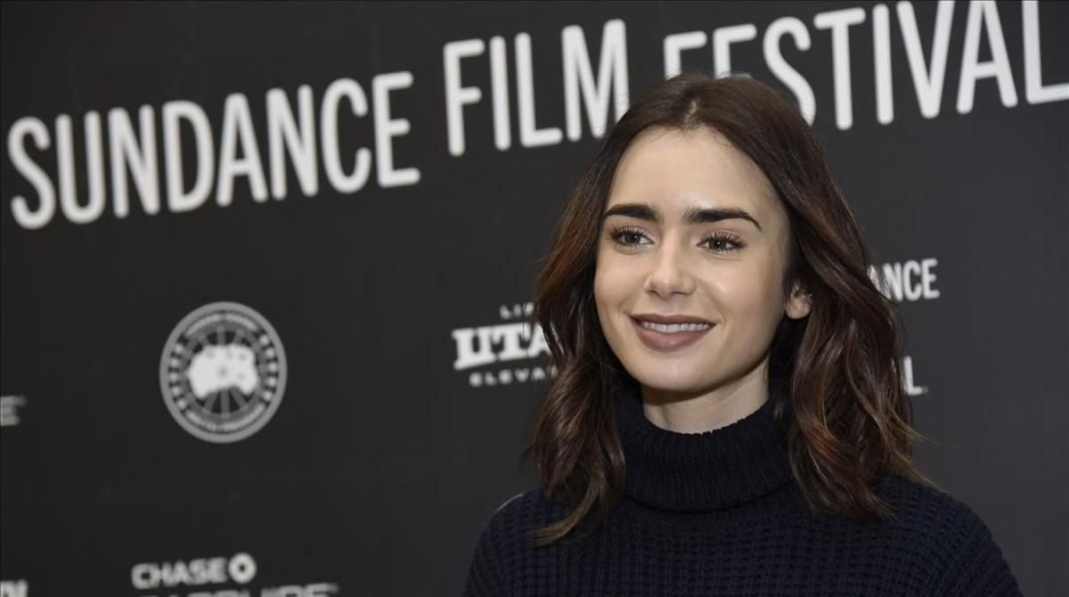 Lily Collins posa en la alfombra roja del Festival de Sunday, durante la presentación de su nuevo filme ’To The Bone’, el pasado domingo, 23 de enero. Lily Collins posa en la alfombra roja del Festival de Sunday, durante la presentación de su nuevo filme ’To The Bone’, el pasado domingo, 23 de enero.
