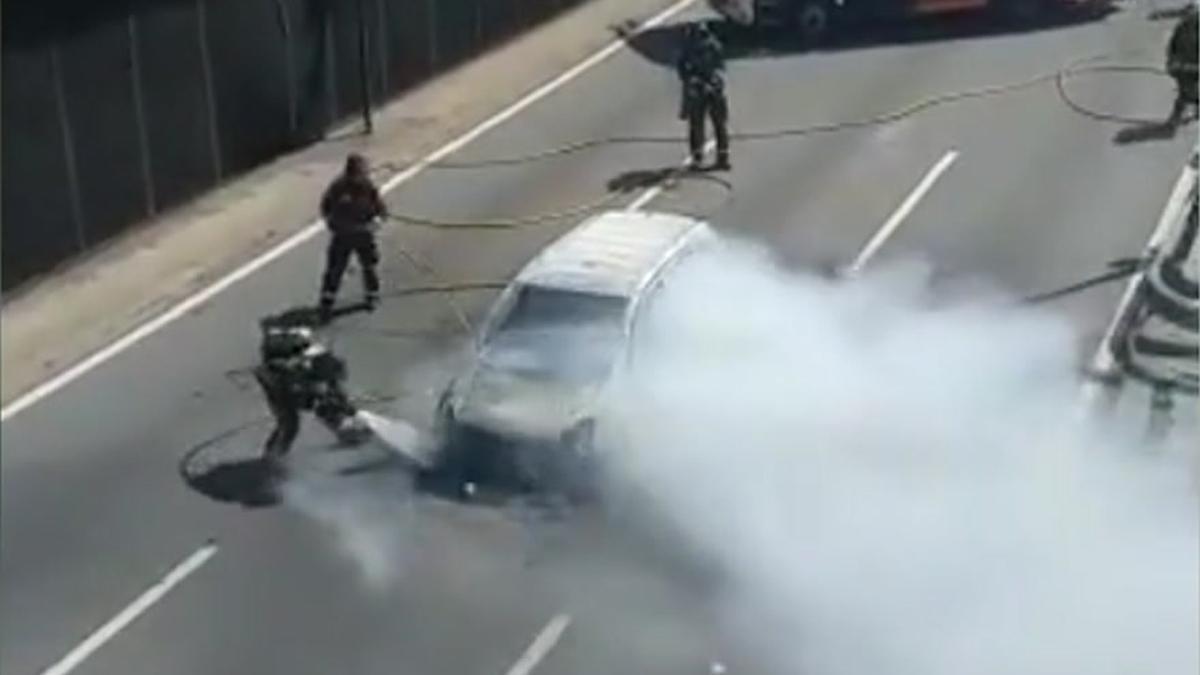 Incendio de un coche en la ronda de Dalt de Barcelona, a la altura de Trinitat.
