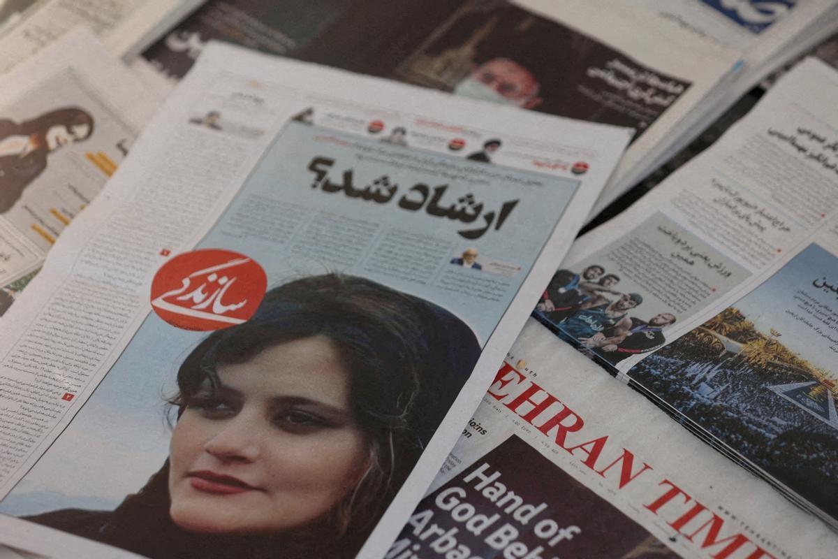 Diarios iranís con la foto de Masha Amini.
