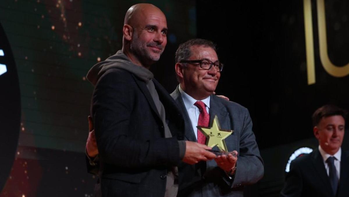 Guardiola recibe el premio a mejor entrenador catalán del año de manos de Ramon Agenjo, presidente del jurado y consejero delegado de Estrella Damm.