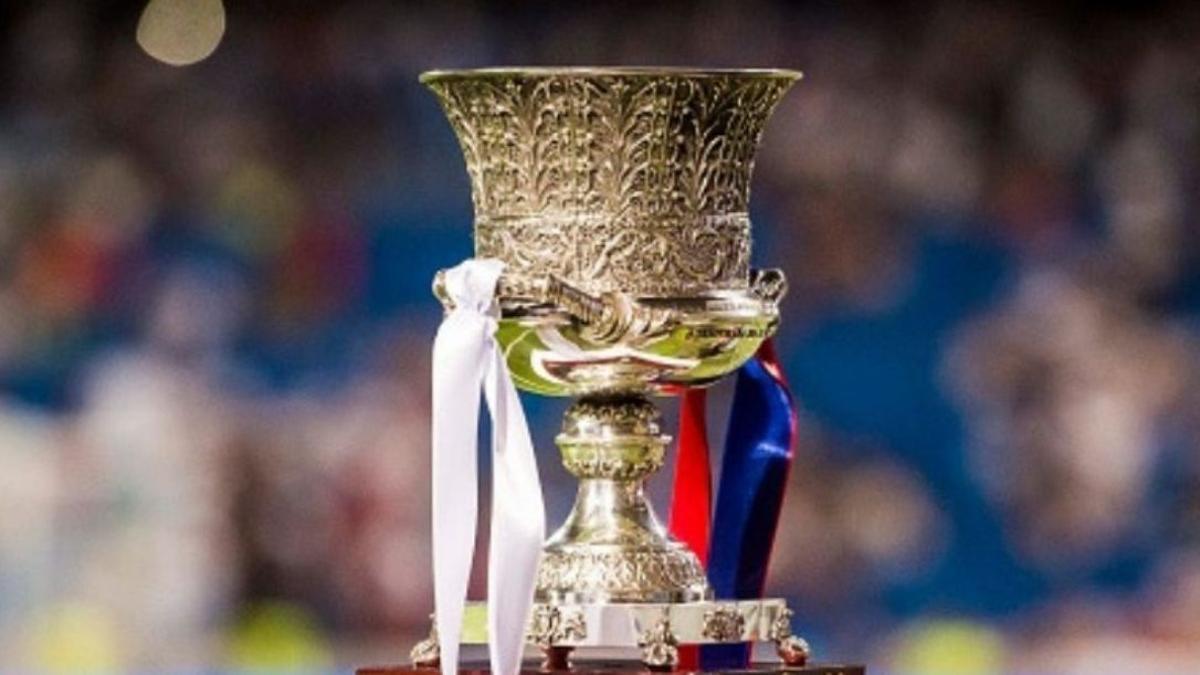 El trofeo de la Supercopa.