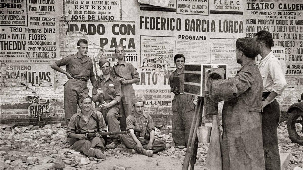 Fotógrafo ambulabte retratando soldados durante la Guerra Civil. Fotógrafo ambulabte retratando soldados durante la Guerra Civil.