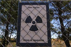 Un cartel avisa de peligro de radiactividad en los aledaños de una central nuclear.
