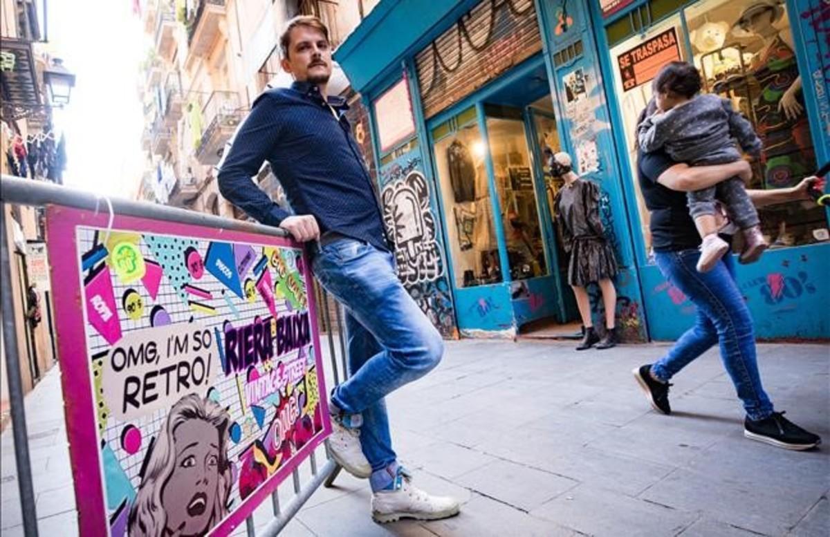 El cronista argentino Laureano Debat, en Riera Baixa, la calle ’vintage’ por excelencia, donde vivió a su llegada a Barcelona.