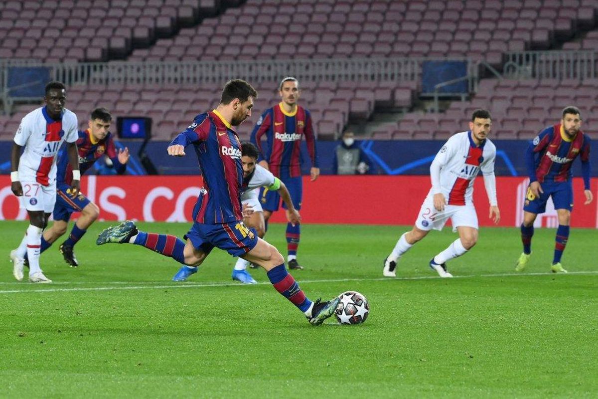 Messi lanza desde los once metros en la ida de octavos. Messi lanza desde los once metros en la ida de octavos.